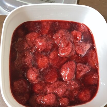 苺を沢山頂いたのでジャムを始めて作りましたがすごく美味しくできました♪
